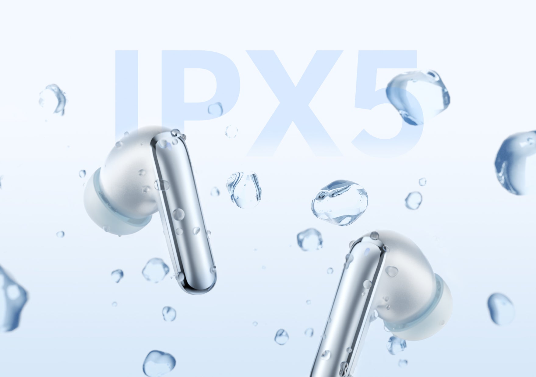 Auriculares Bluetooth plateados con protección contra agua IPX5, rodeados de gotas de agua.