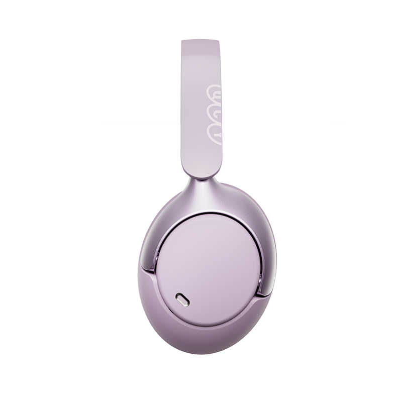 Vista lateral de un solo auricular QCY H3 Pro morado con botones de control y puerto de carga