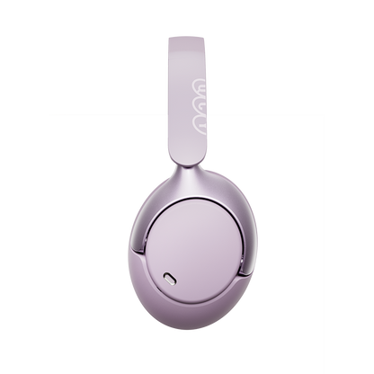 Vista lateral de un solo auricular QCY H3 Pro morado con botones de control y puerto de carga