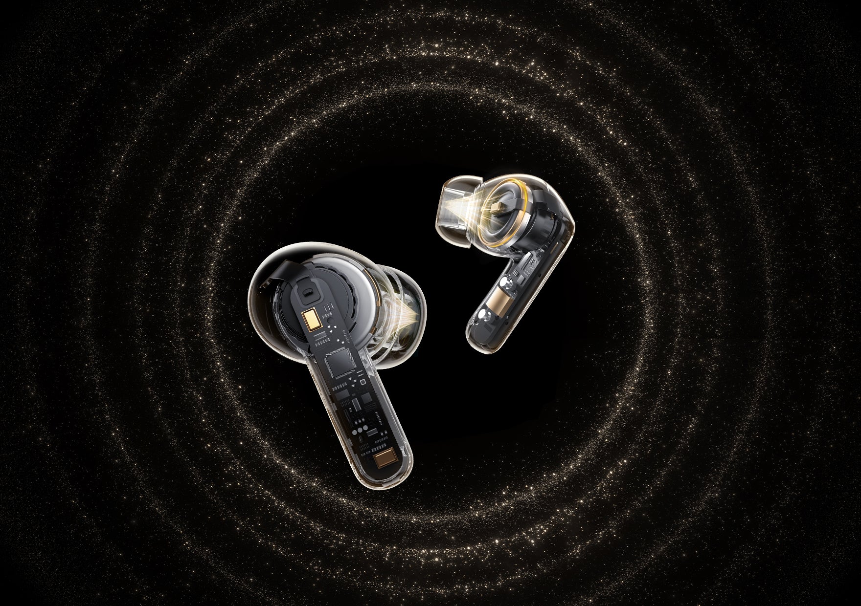Auriculares True Wireless transparentes con acentos dorados sobre fondo oscuro.