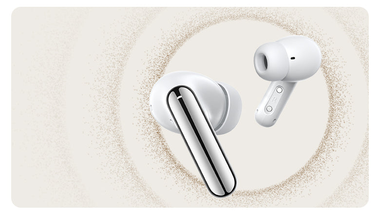 Auriculares inalámbricos intrauditivos blancos con acento plateado sobre fondo crema con efecto de partículas.