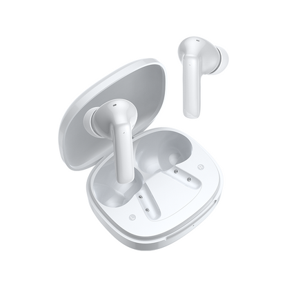 Auriculares Bluetooth QCY T13 Pro en blanco, estuche de carga abierto con un auricular sacado.