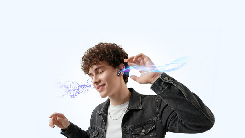 Hombre con auriculares inalámbricos que emiten efectos de luz azul, disfrutando de la música: tecnología de audio moderna en uso