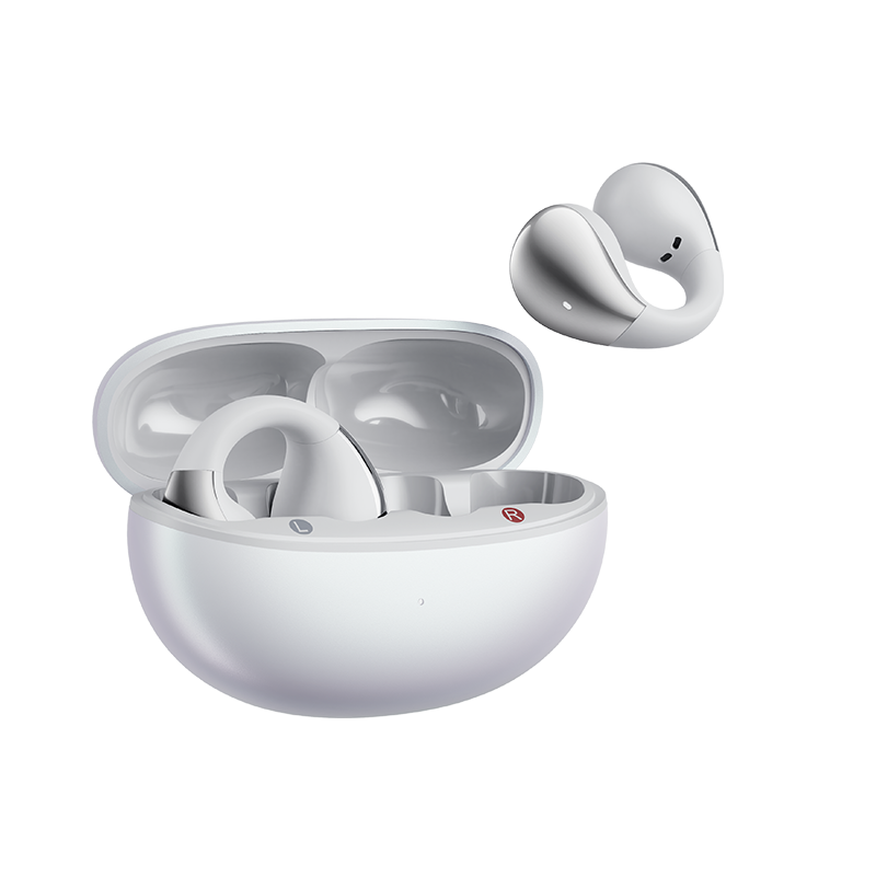 Auriculares abiertos QCY Crossky C30S blancos con estuche de carga abierto en vista inclinada, un auricular dentro del estuche y el otro flotando encima