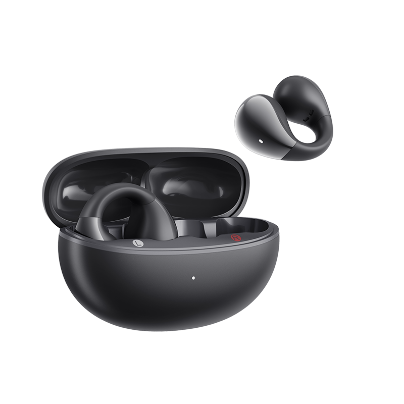 QCY Crossky C30S auriculares abiertos negros con estuche de carga abierto en vista inclinada, un auricular en el estuche, el otro flotando encima