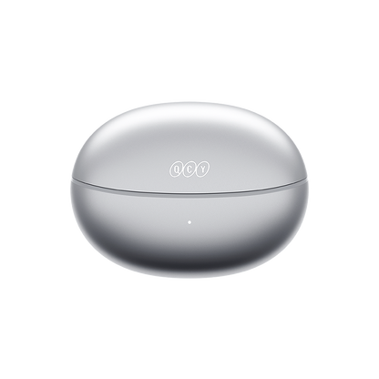 Estuche de carga QCY Crossky C30S en color titanio cerrado, vista frontal con el logo QCY y pantalla LED