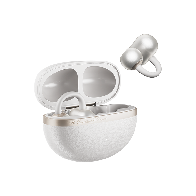 QCY Crossky C50 auriculares de clip abiertos blancos con estuche de carga abierto, un auricular en el estuche y el otro flotando encima